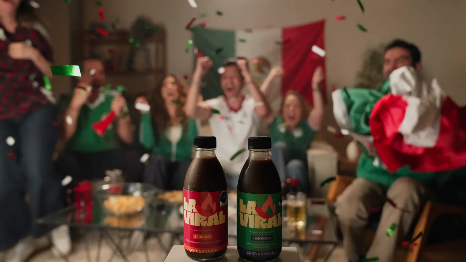 Amigos celebrando con La Viral Serrano y Limonosa en la mesa