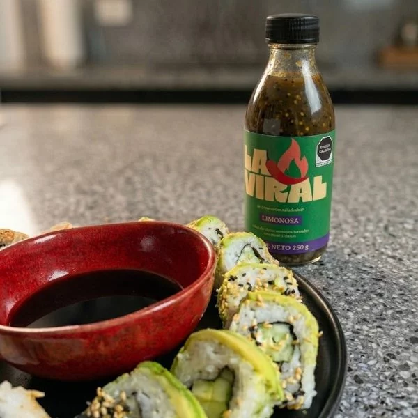 Sushi con salsa limonosa